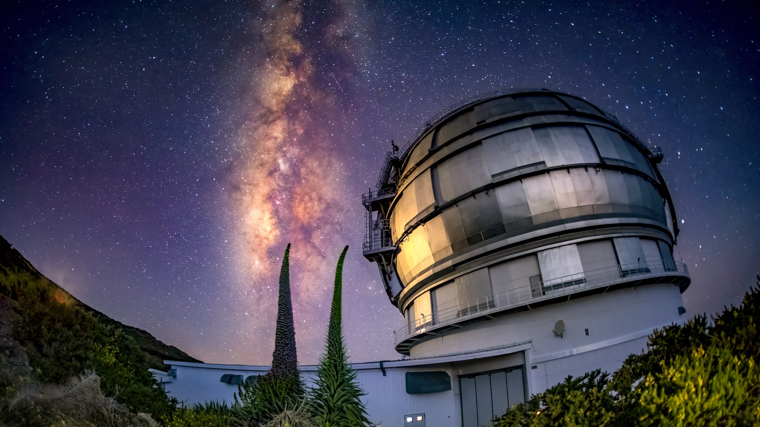 El Gran Telescopio Canarias junto a Tajinastes con la Vía Láctea de fondo, en el Observatorio del Roque de los Muchachos, en La Palma