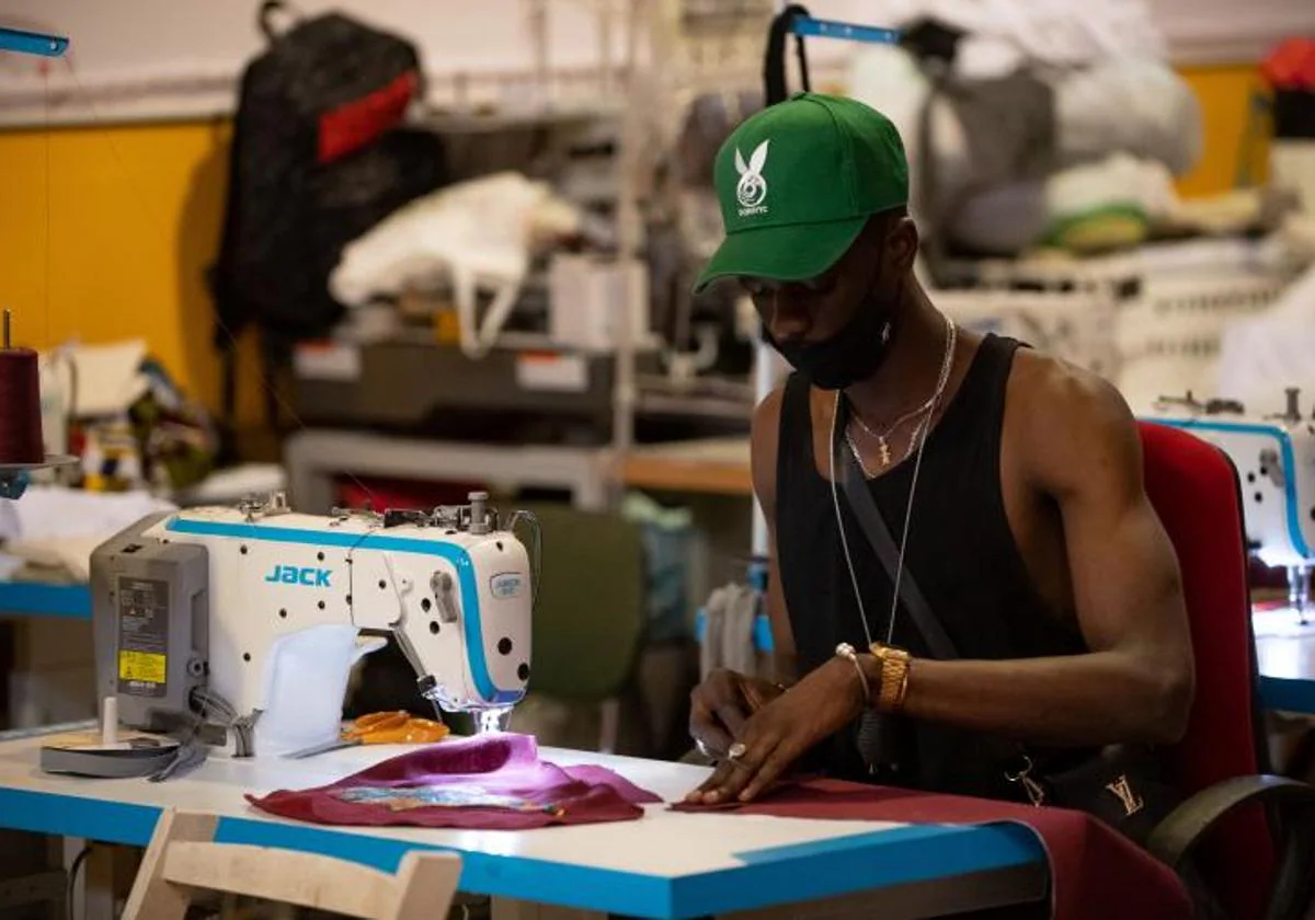 En la imagen, un empleado extranjero de una fábrica textil de Barcelona