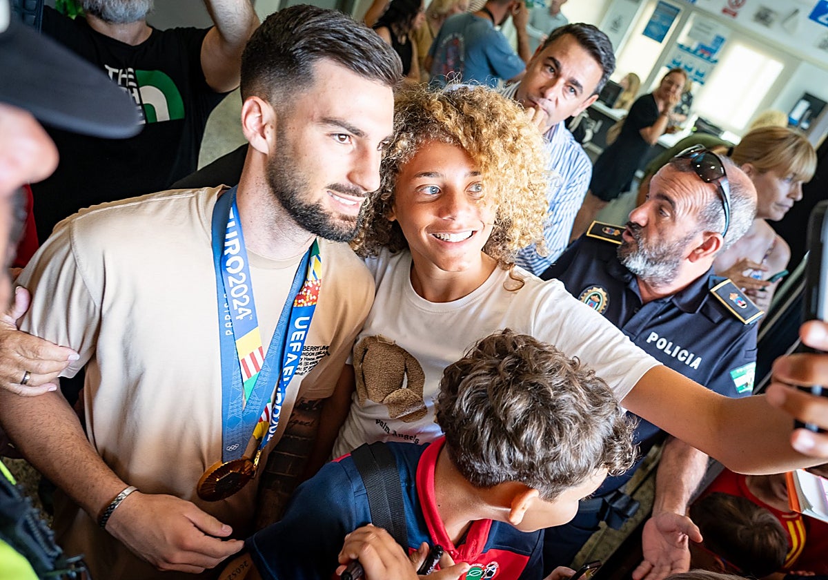 Álex Baena no ha dudado en hacerse fotos con sus vecinos en Roquetas de Mar