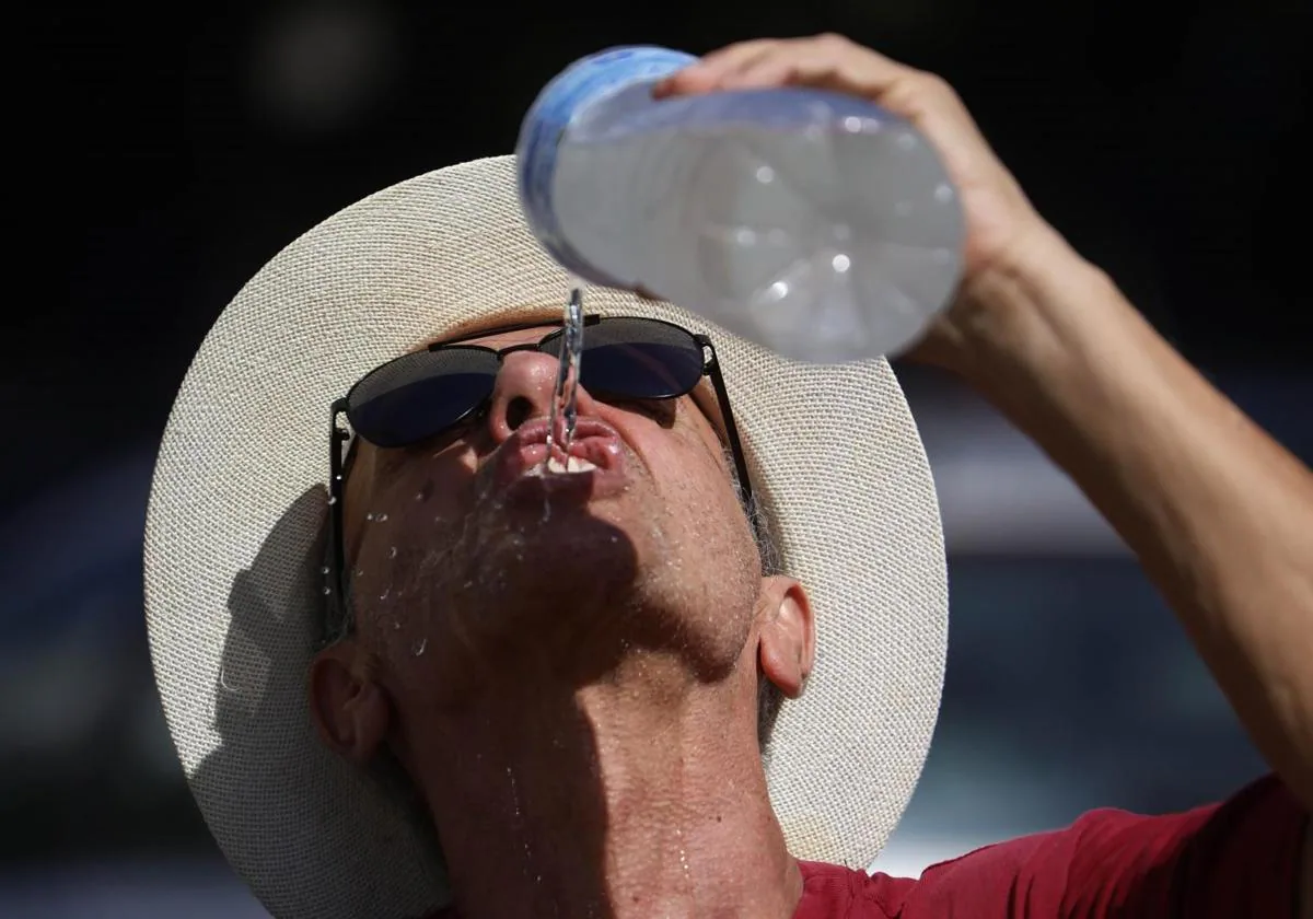 Un hombre se refresca con agua este viernes en Córdoba