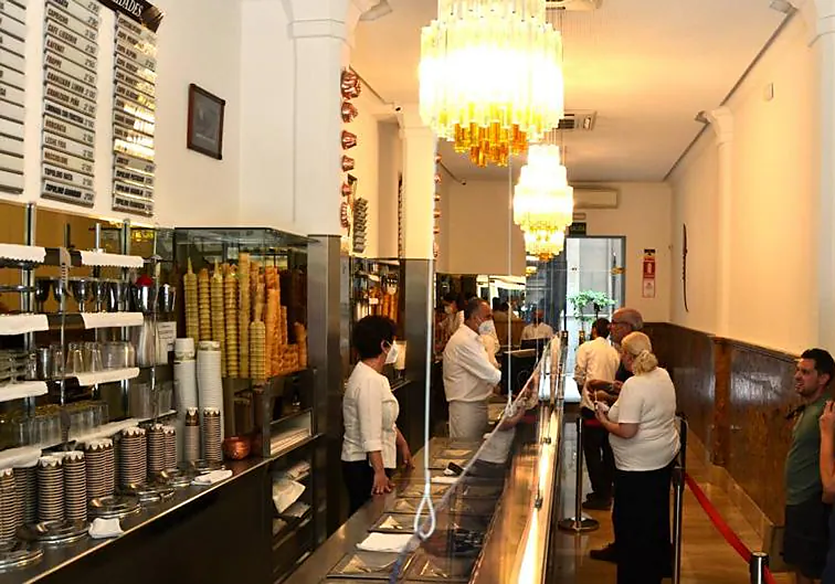 Interior de la heladería Los Italianos, que lleva abierta en Granada desde 1936