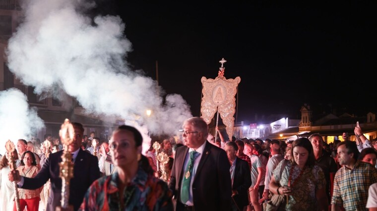 El Rosario con el simpecado de la Matriz a la medianoche precede a la Función matinal del 19 de agosto