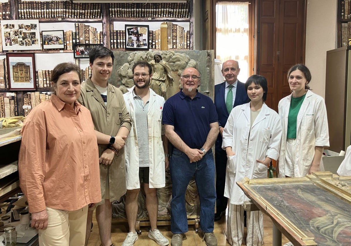 En la imagen el director de la Fundación Iberdrola, Ramón Castresana junto a los alumnos y profesor de la Escuela Superior de Conservación y Restauración de Bienes Culturales de Madrid