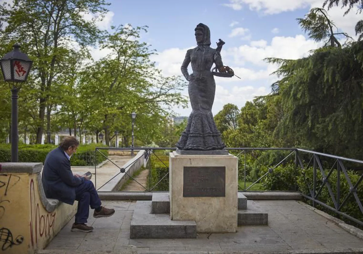 Estatua de la Violetera en el entorno de las Vistillas