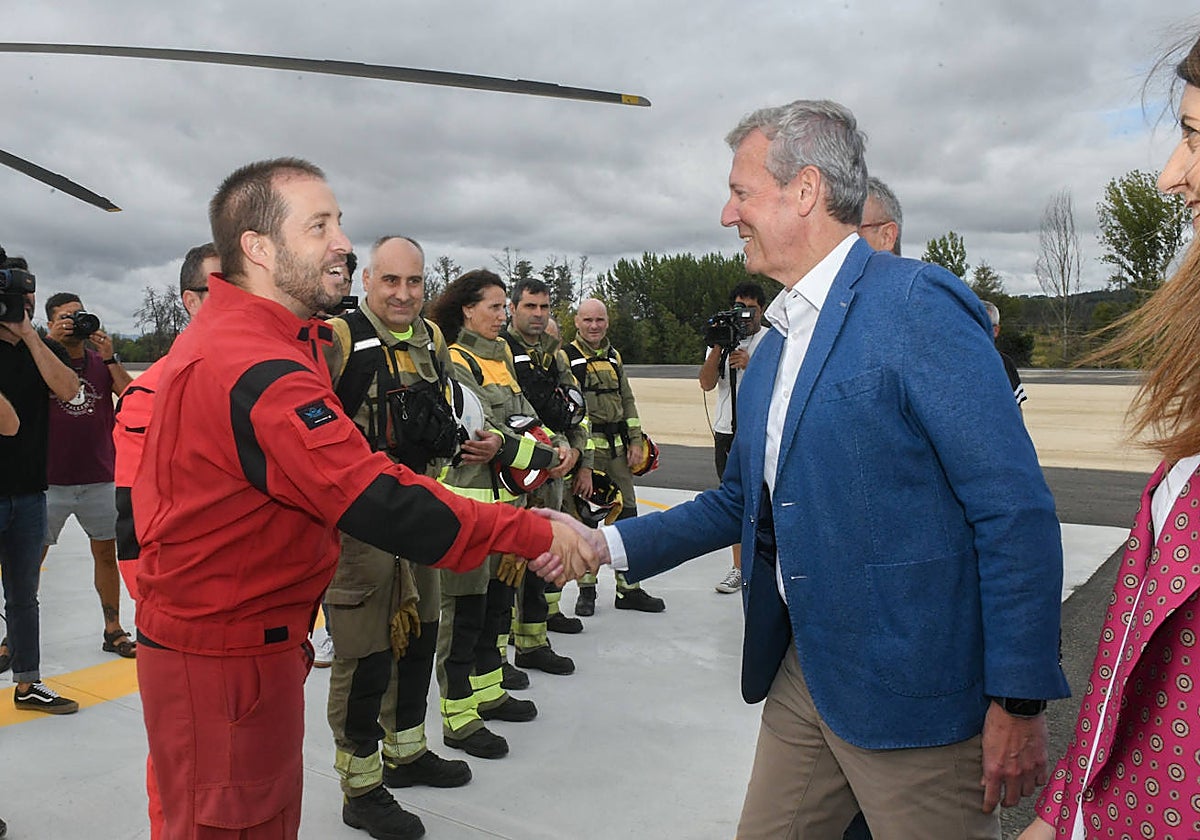El presidente de la Xunta, Alfonso Rueda, este martes, durante su visita a la nueva base aérea de Verín-Oímbra