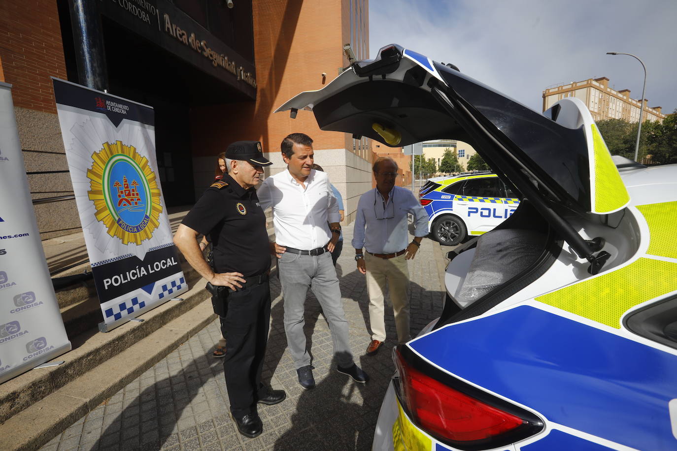 Fotos: la presentación de los flamantes coches de la Policía Local de Córdoba