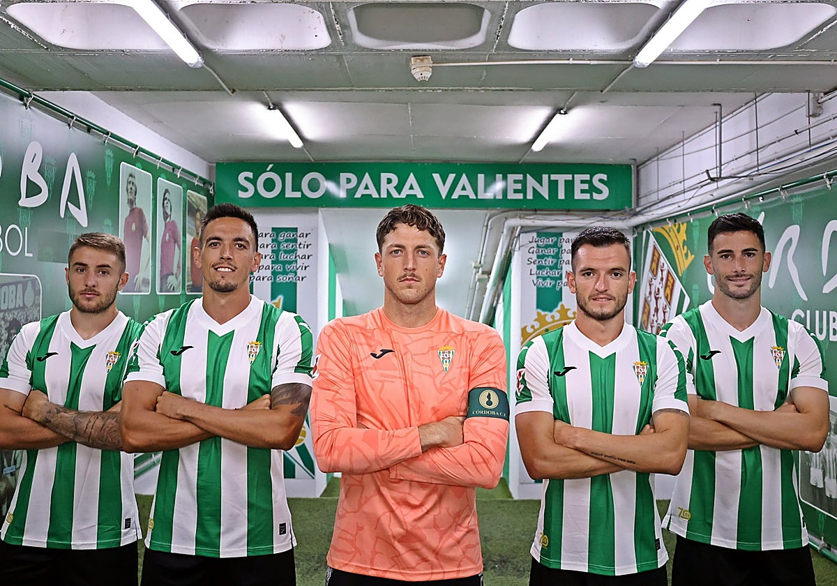 Los nuevos capitanes del Córdoba CF, con Carlos Marín en el centro