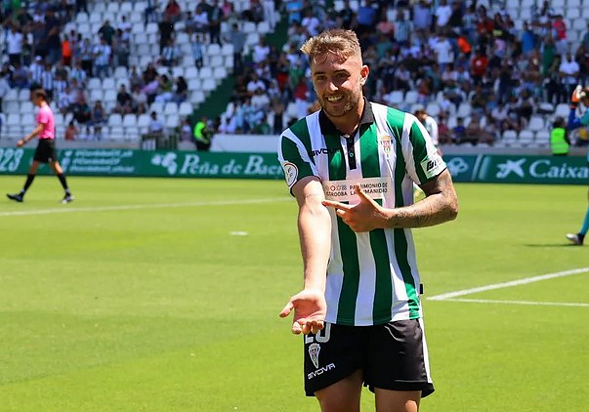 El delantero Antonio Casas parece señalar que lleva el gol y el Córdoba CF en las venas
