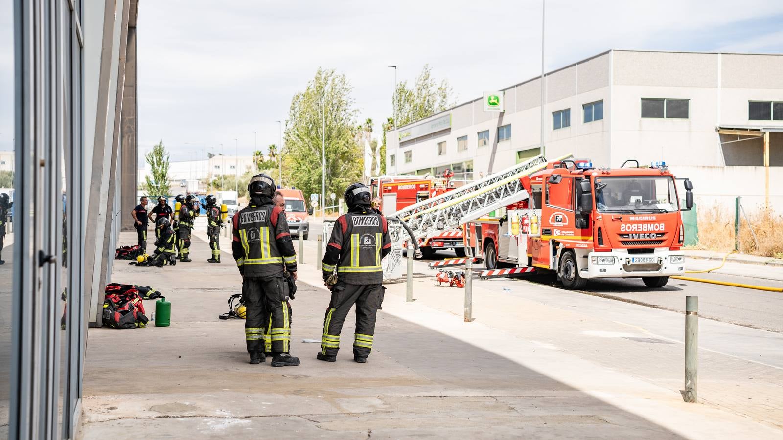 Fotos: el pavoroso incendio de una nave en Lucena