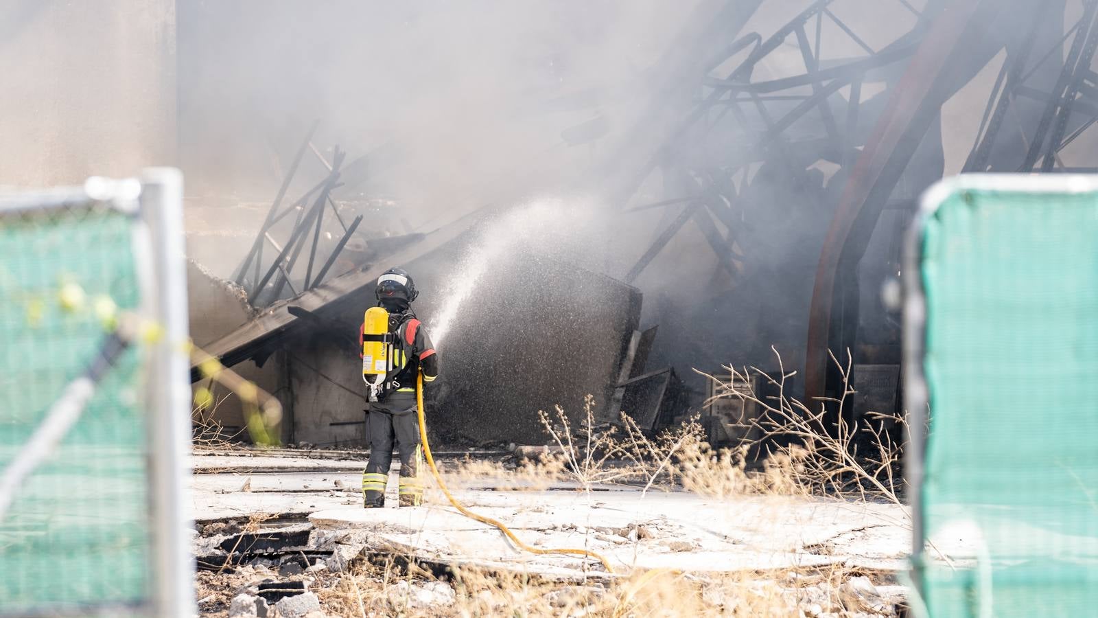 Fotos: el pavoroso incendio de una nave en Lucena