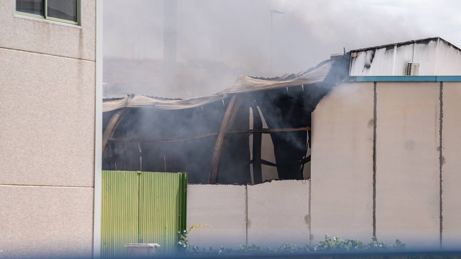 Fotos: el pavoroso incendio de una nave en Lucena