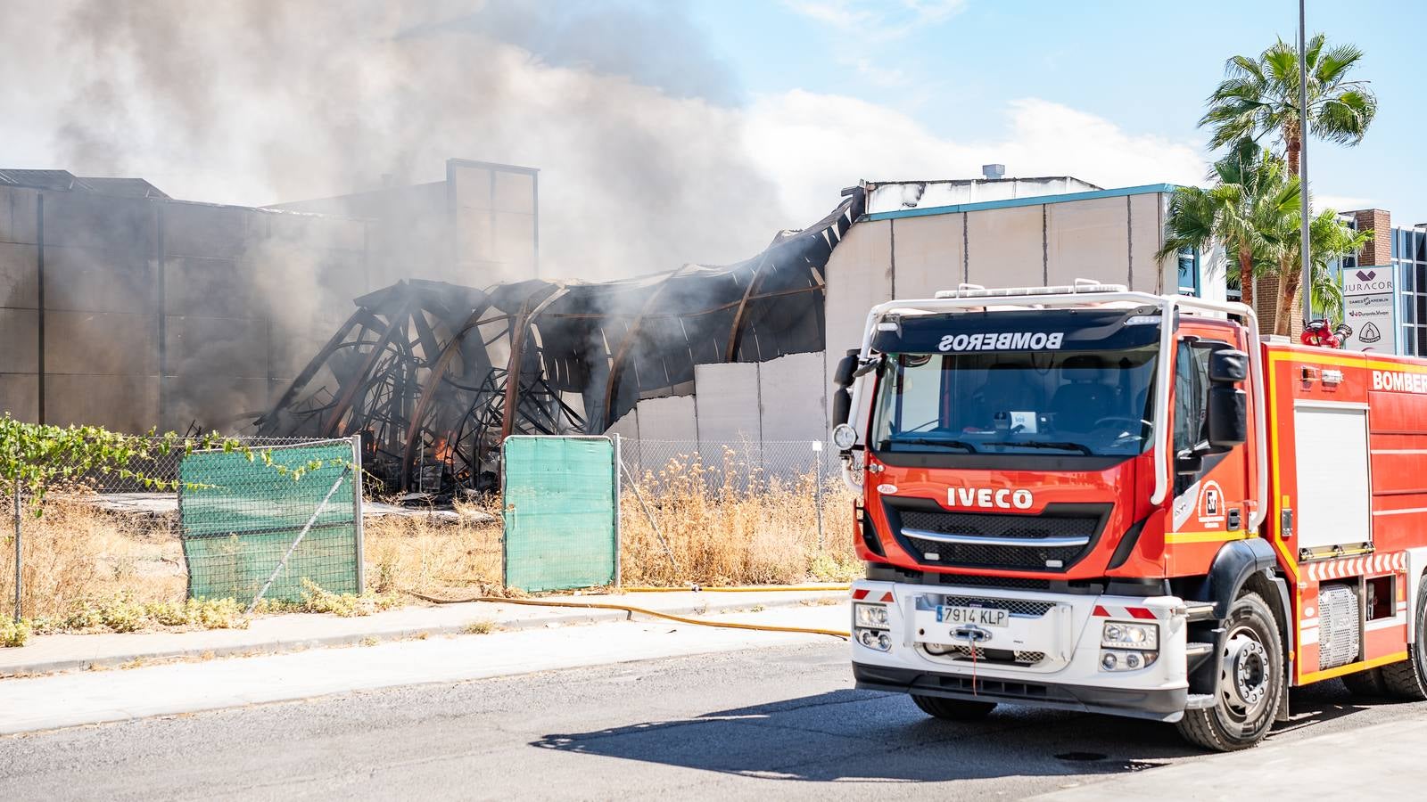 Fotos: el pavoroso incendio de una nave en Lucena