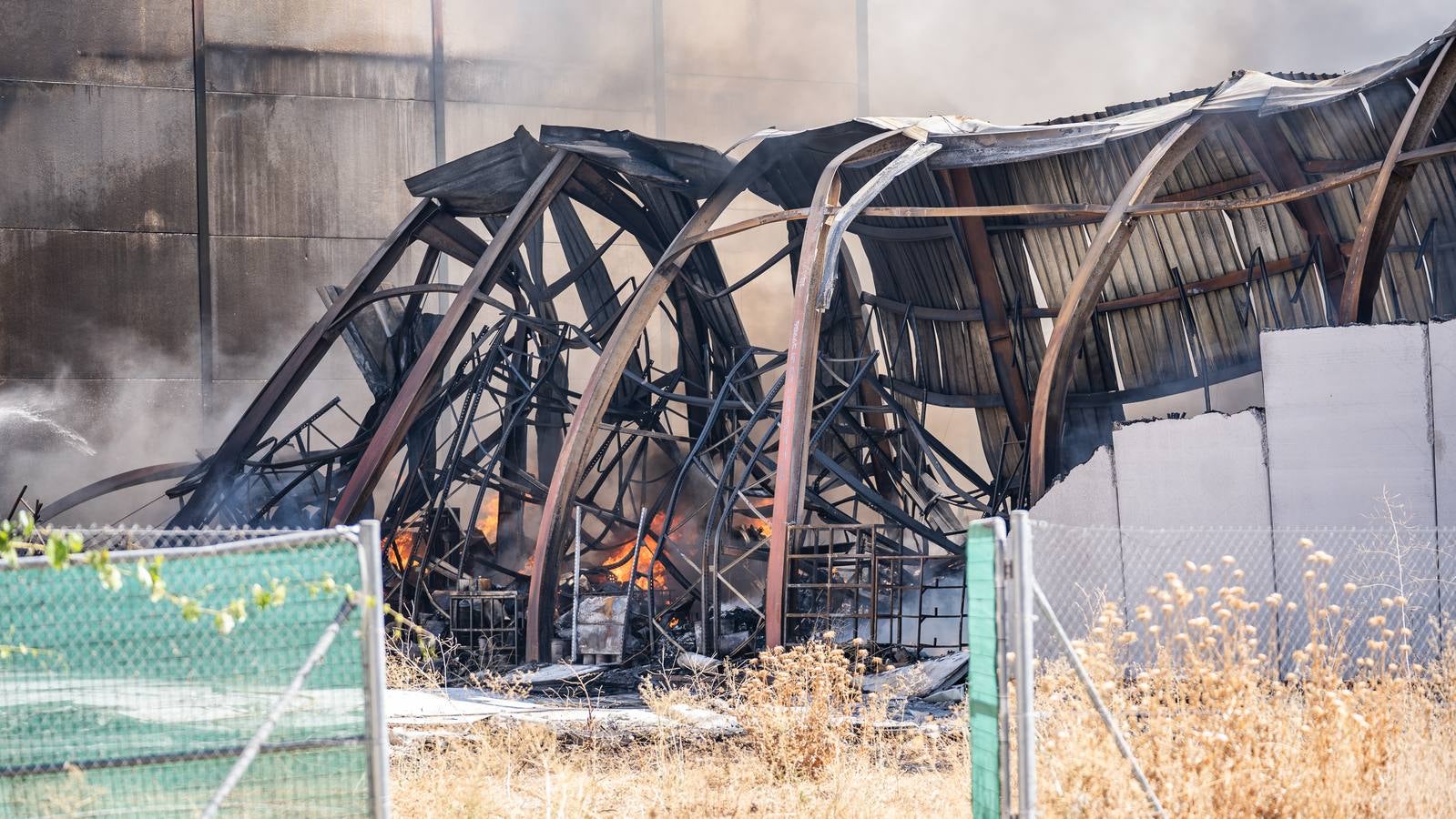 Fotos: el pavoroso incendio de una nave en Lucena