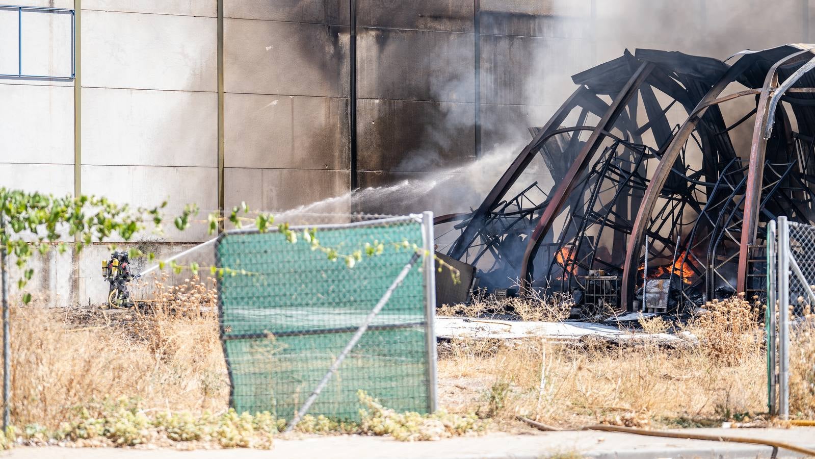 Fotos: el pavoroso incendio de una nave en Lucena