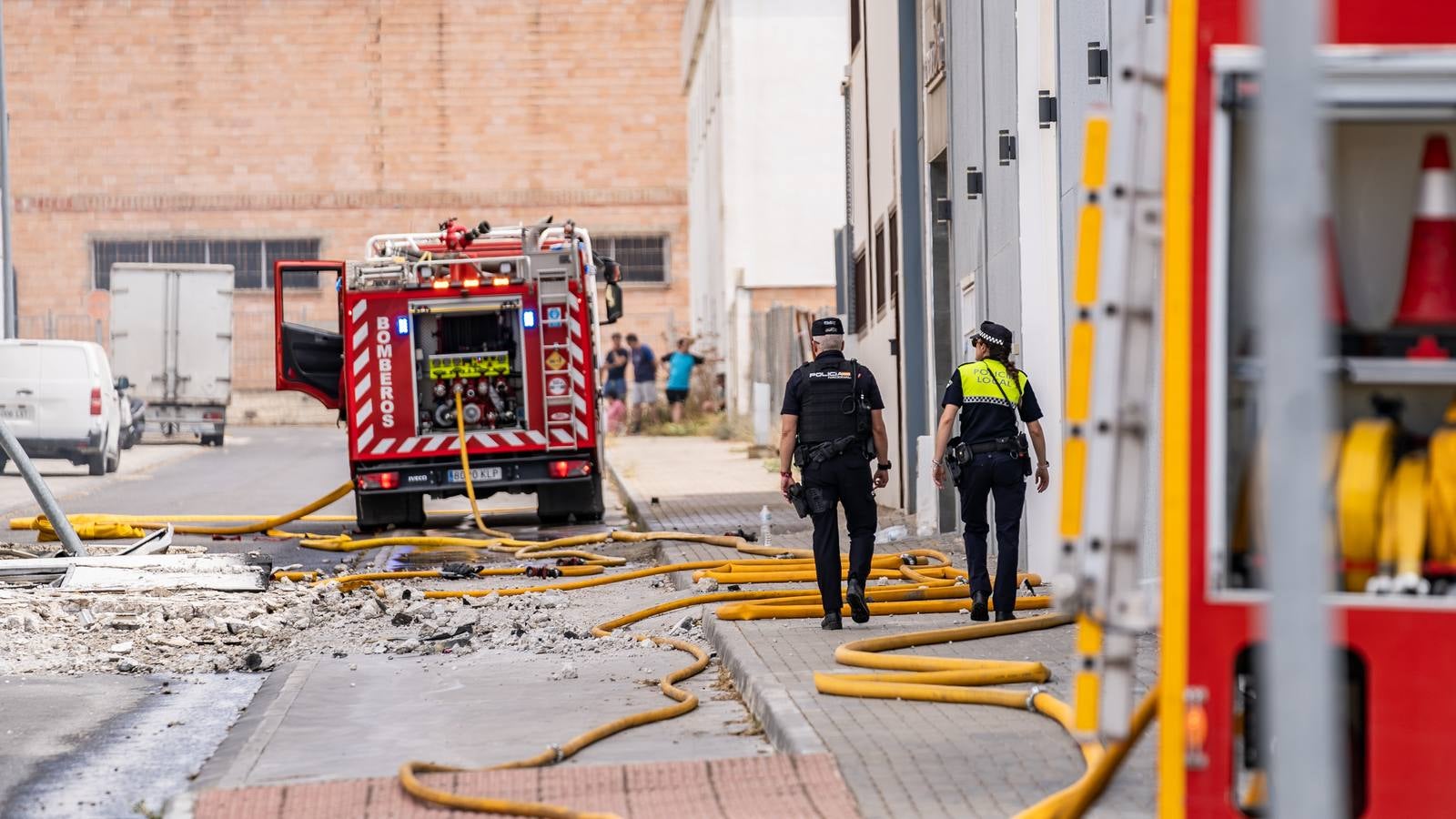 Fotos: el pavoroso incendio de una nave en Lucena