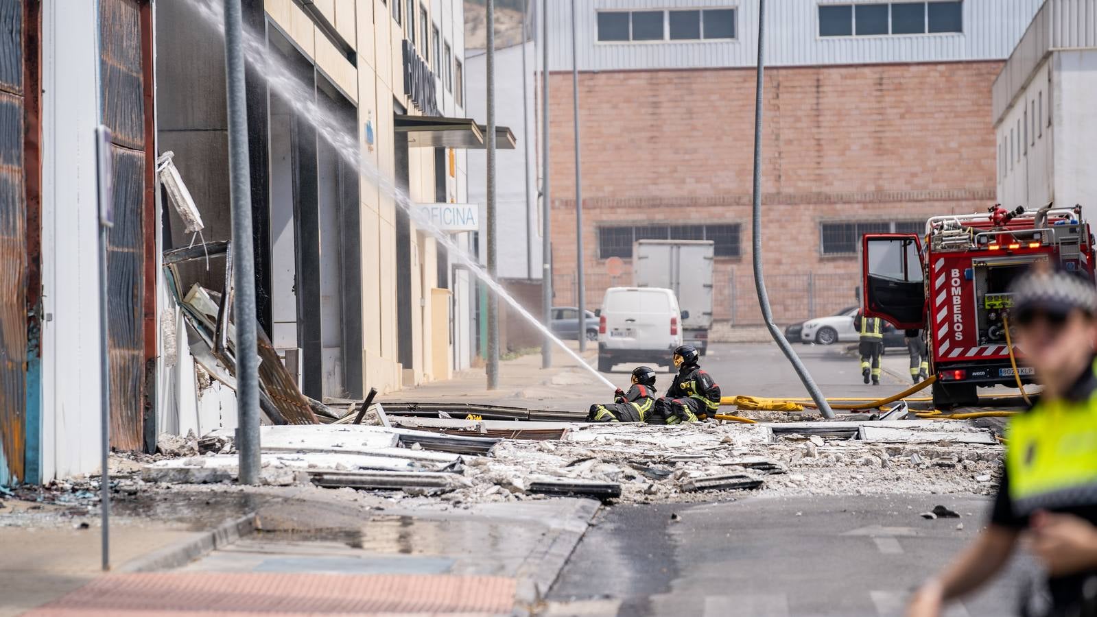 Fotos: el pavoroso incendio de una nave en Lucena