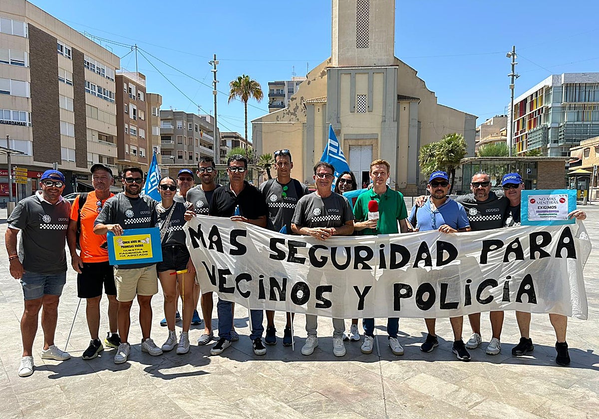Manifestación de policías locales y vecinos en Guardamar del Segura para reclamar más refuerzos