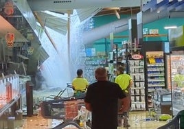 Desalojadas 300 personas por el derrumbe del techo de un supermercado en Valencia