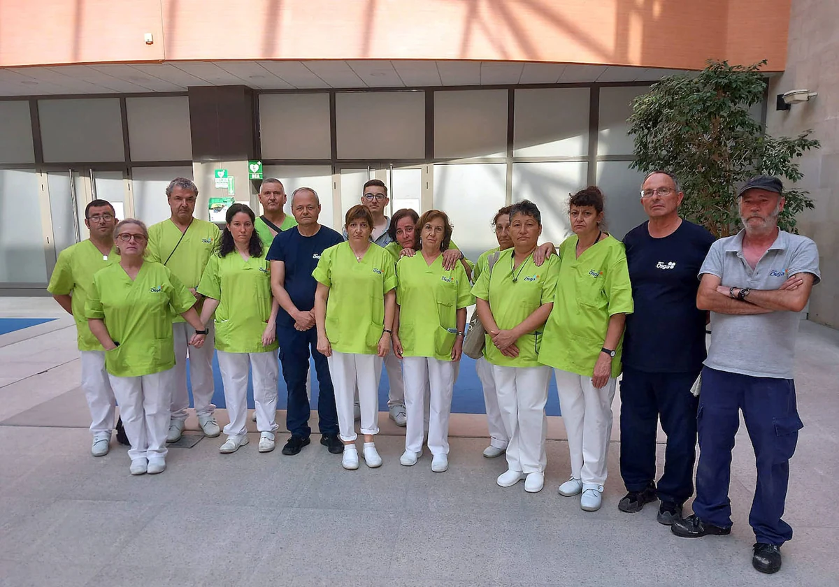 Minuto de silencio de los compañeros de Mónica, la mujer hallada muerta el lunes en su vivienda de Valladolid