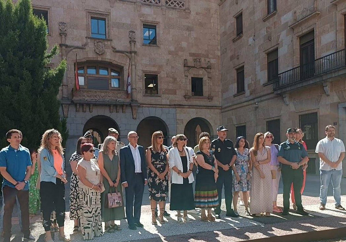 Minuto de silencio convocado ante la Subdelegación del Gobierno en Salamanca por última víctima de la violencia de género en Valladolid