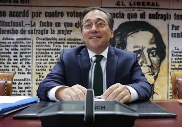 Albares vuelve a dejar solo a Felipe VI en Iberoamérica: no irá a la toma de posesión del dominicano Abinader