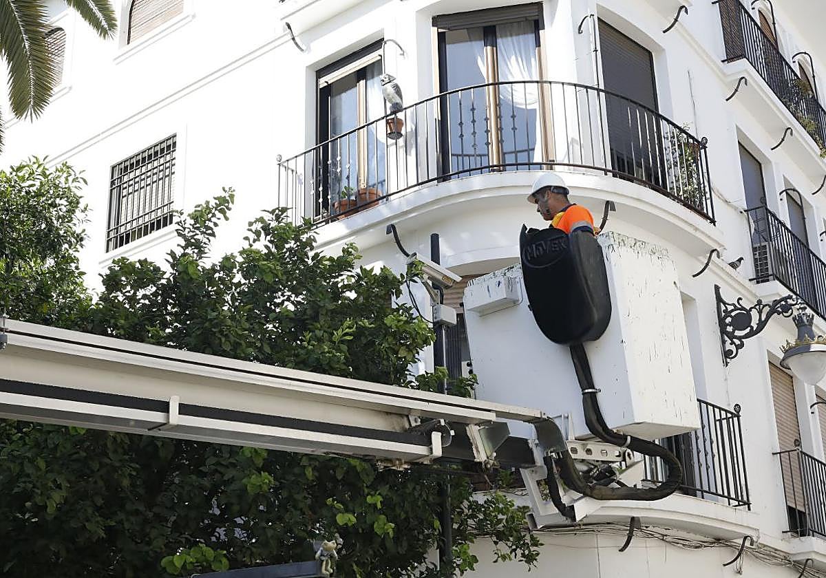 Trabajo de instalación de la nueva cámara en la confluencia de San Pablo con San Andrés