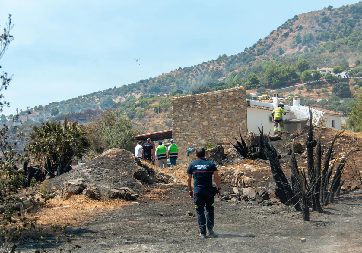 Operarios del Infoca trabajando este miércoles en el incendio declarado en Almuñécar