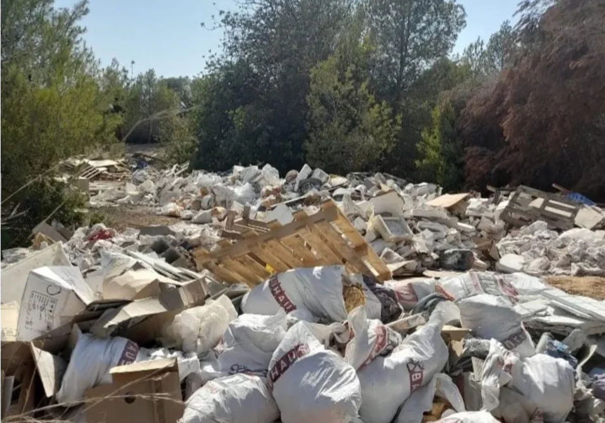 Imagen de los escombros lanzados por el albañil denunciado en Paterna