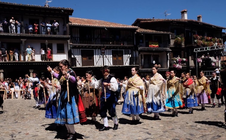 Imagen principal - Arriba, ofertorio y bailes en la festividad de la Virgen de la Asunción en La Alberca. Sobre eestas líneas, la Romería de Nuestra Señora en Pandorado y la 'Pingada del mayo' en Vinuesa