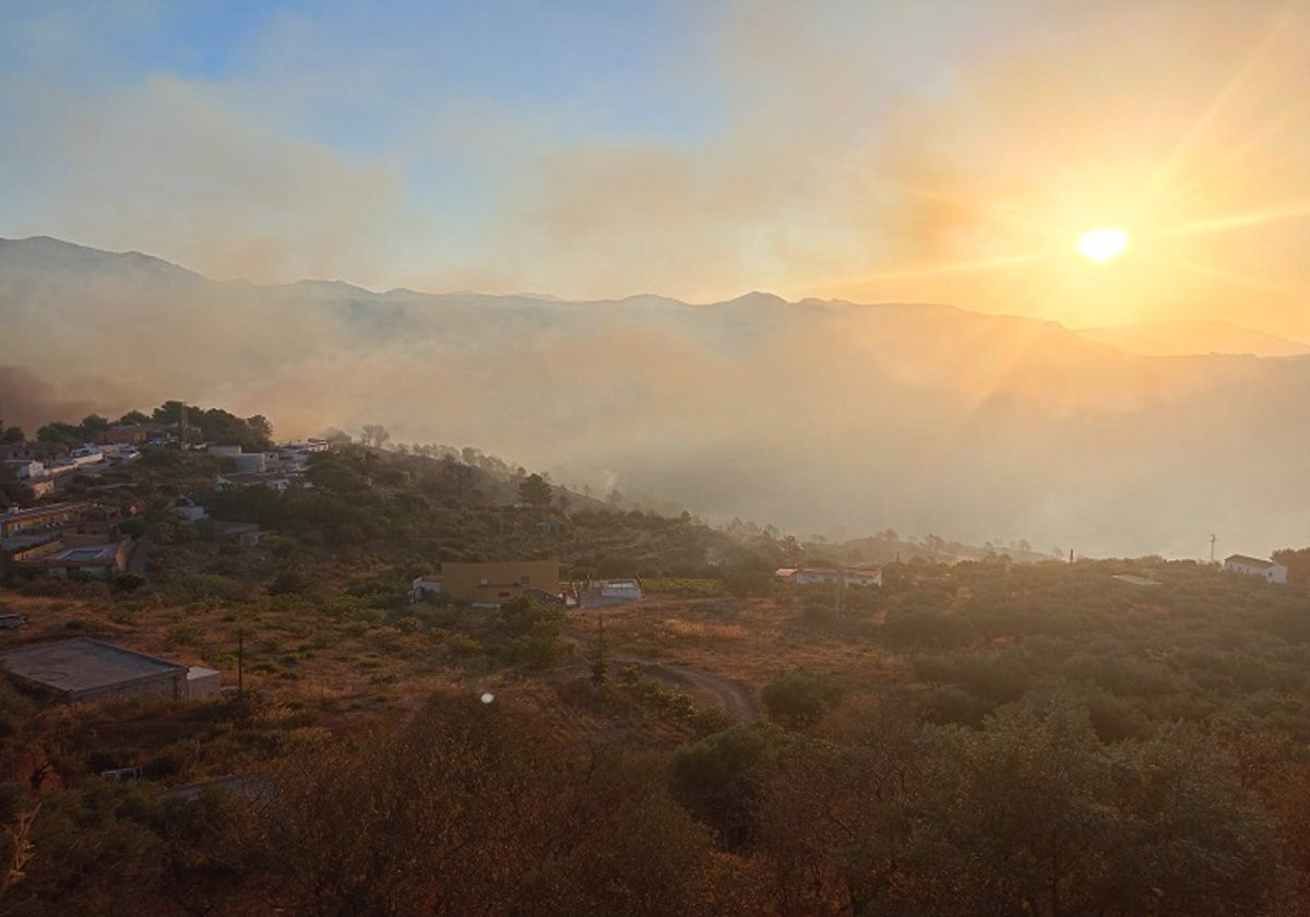 El humo en la zona Peña Escrita no impide ver el sol; la situación mejora