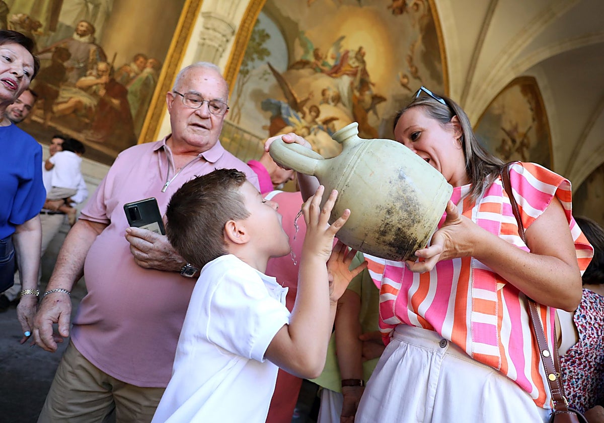 Las imágenes de los toledanos renovando la tradición de los botijos