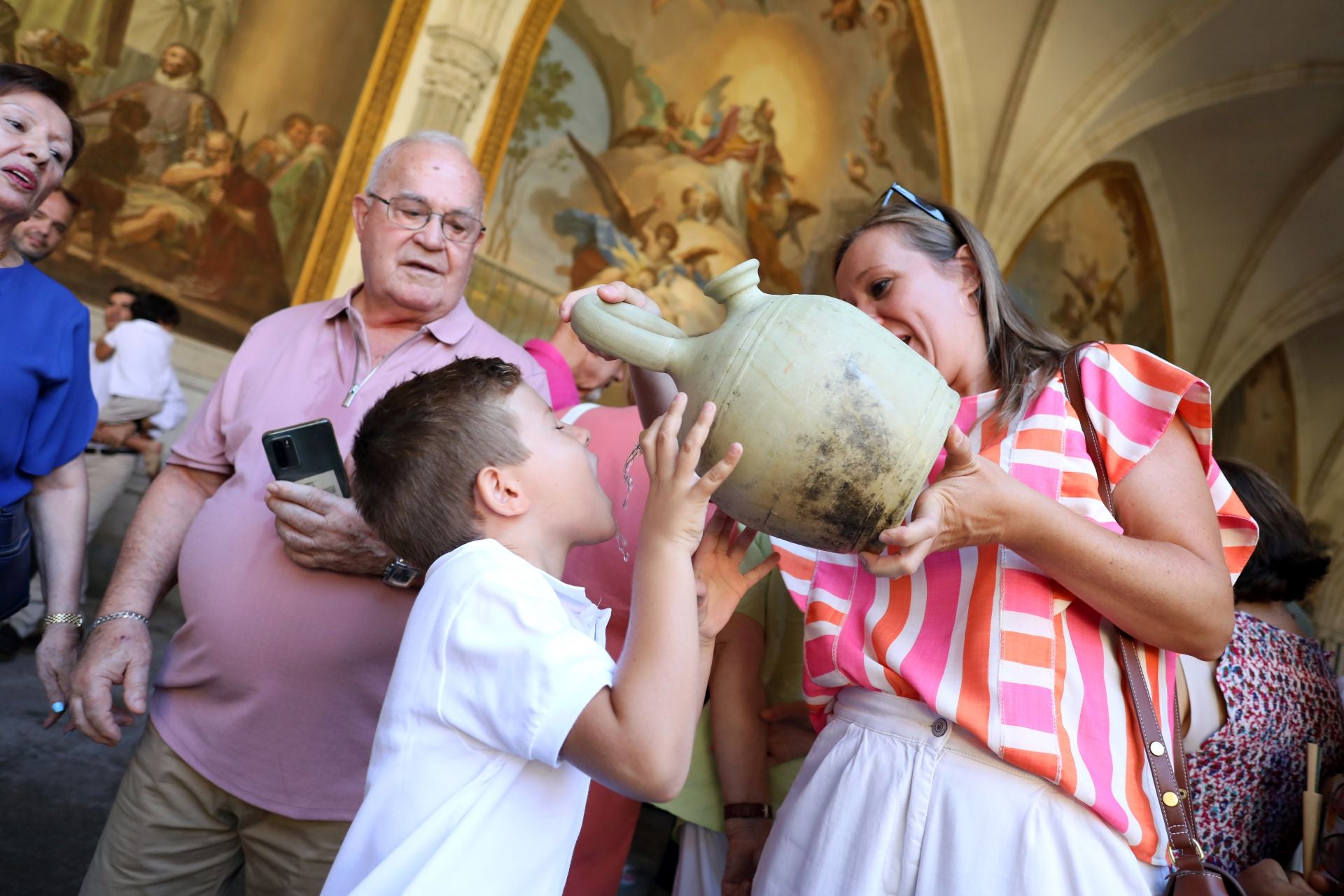 Las imágenes de los toledanos renovando la tradición de los botijos