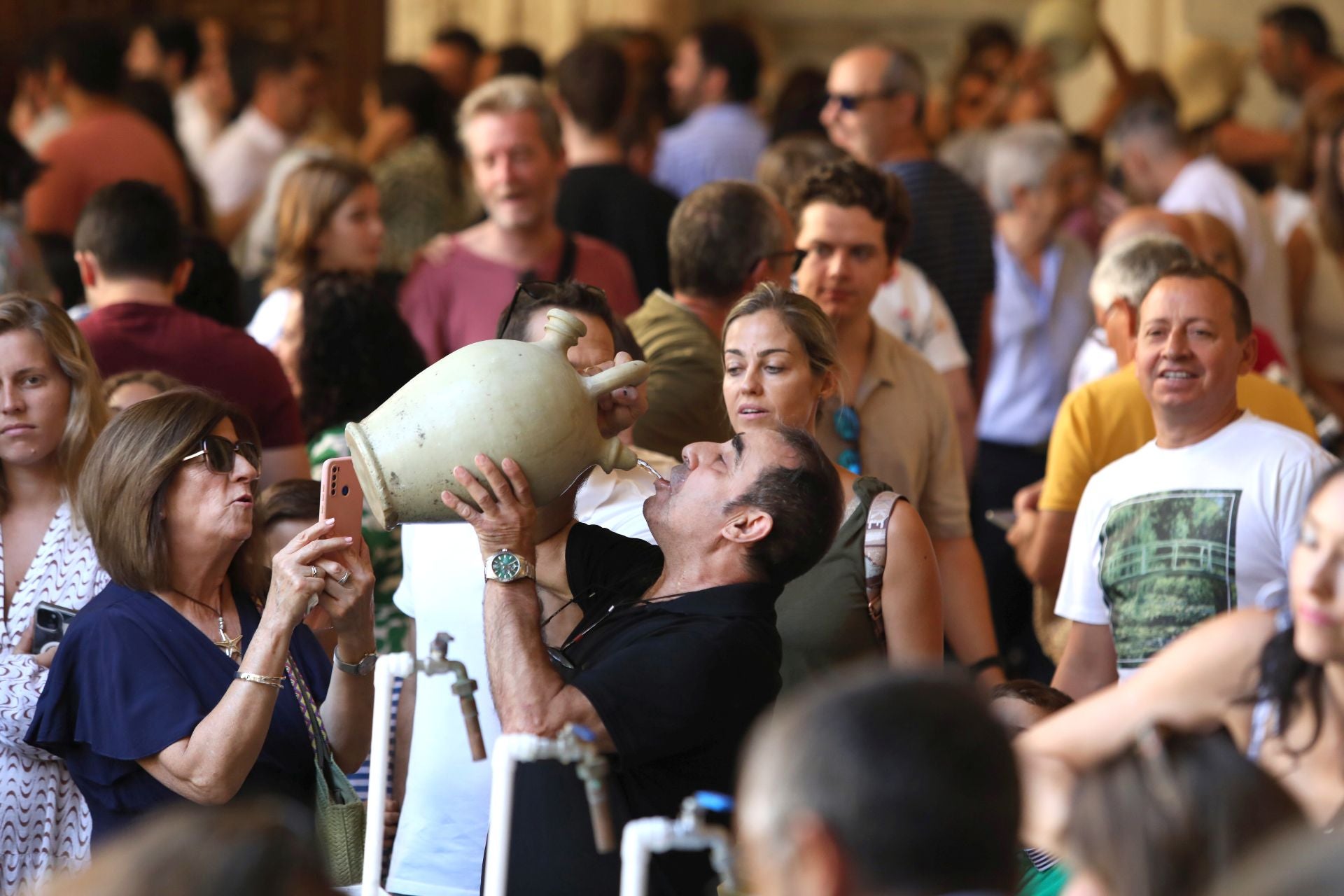 Las imágenes de los toledanos renovando la tradición de los botijos