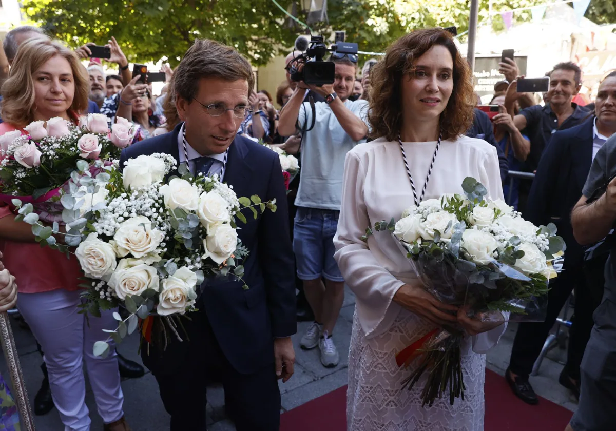 Almeida y Ayuso, este mediodía, en la ofrenda floral a la Virgen de la Paloma