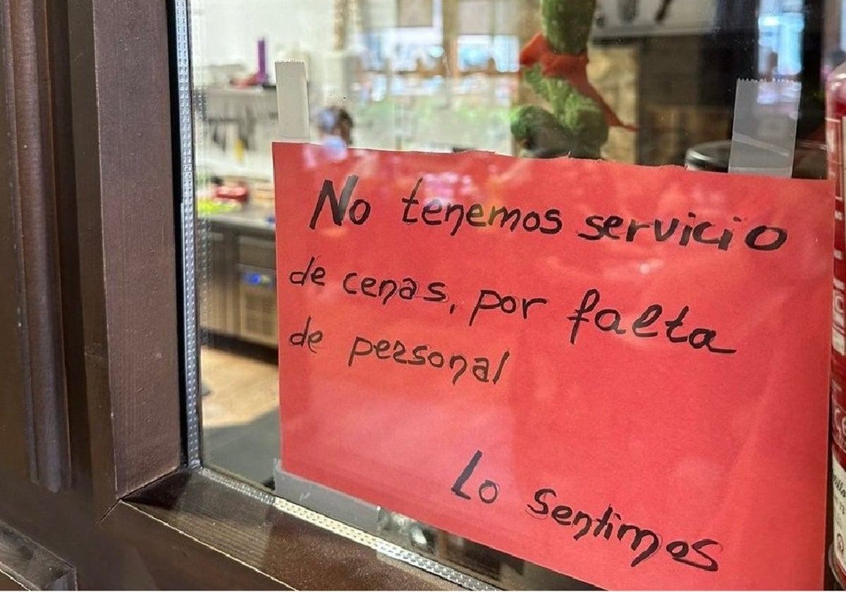 Imagen difundida por el influencer valenciano Jesús Soriano con el aviso del bar debido a la falta de personal