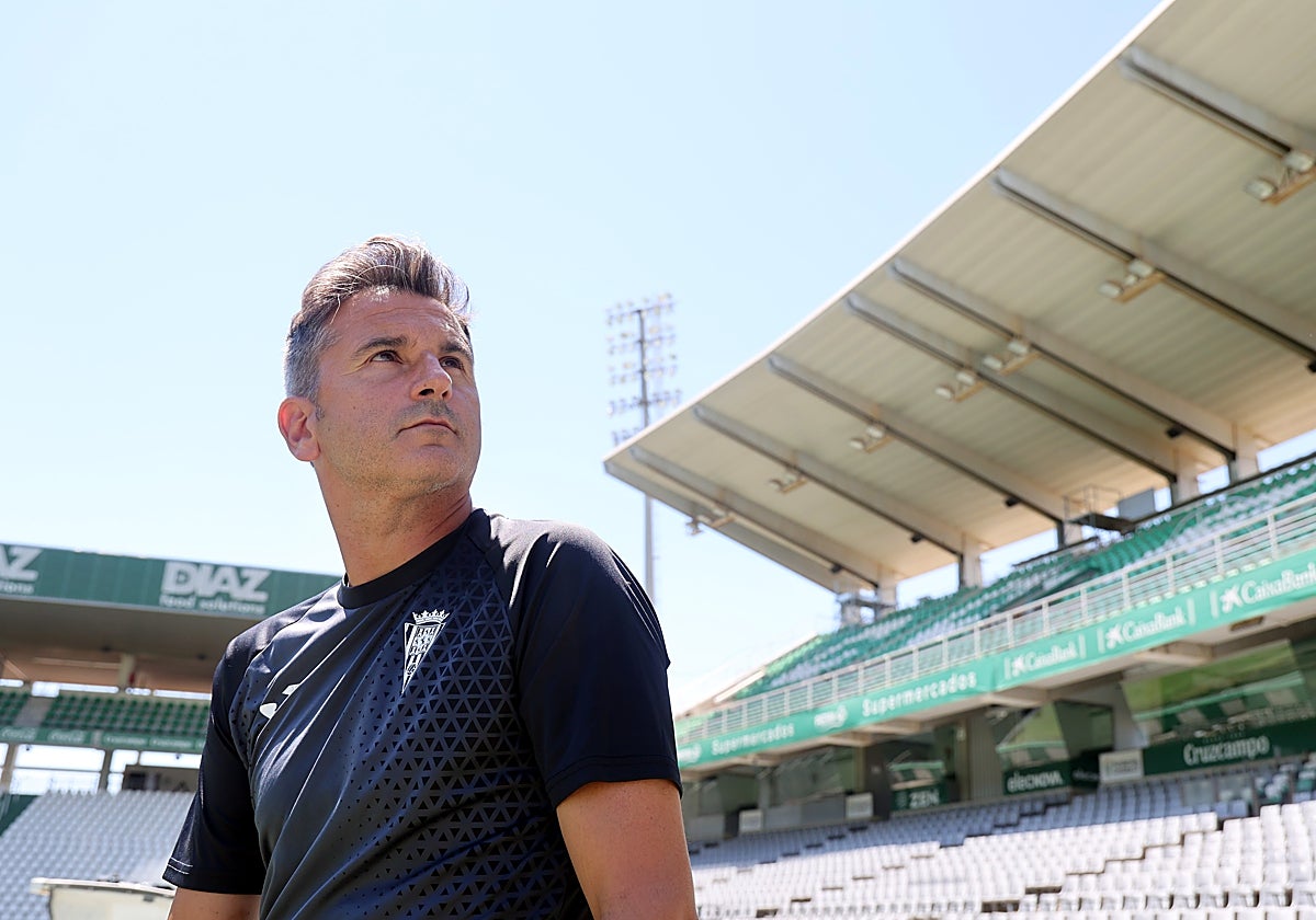 El técnico blanquiverde Iván Ania mira al cielo de El Arcángel