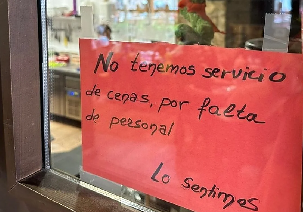 Imagen difundida por el influencer valenciano Jesús Soriano con el aviso del bar debido a la falta de personal