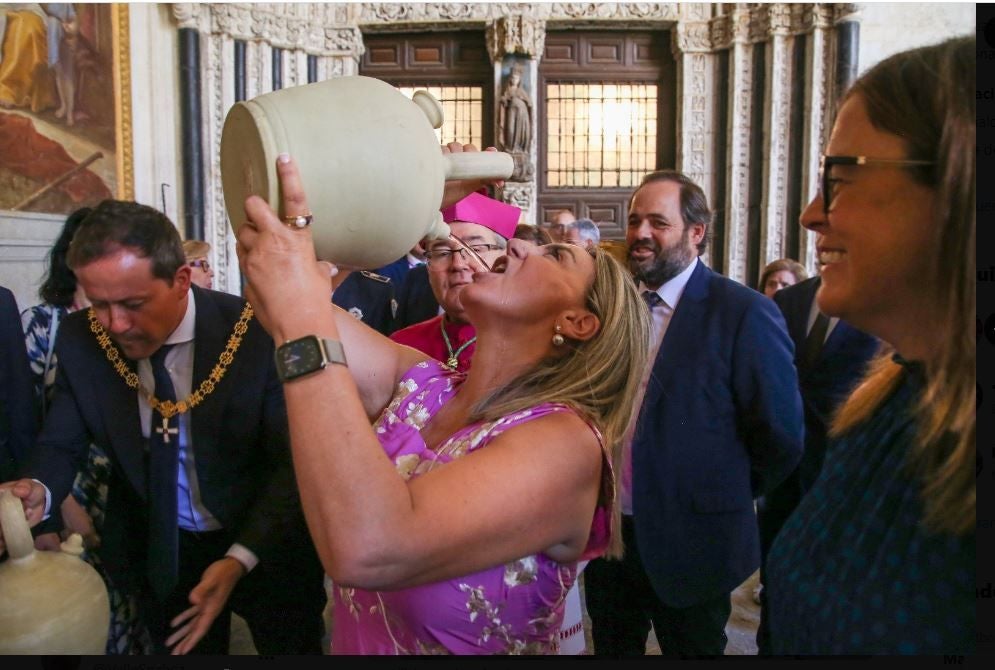 Milagros Tolón, delegada del Gobierno, bebiendo agua de los botijos