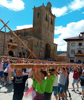 Imagen secundaria 2 - Arriba, ofertorio y bailes en la festividad de la Virgen de la Asunción en La Alberca. Sobre eestas líneas, la Romería de Nuestra Señora en Pandorado y la 'Pingada del mayo' en Vinuesa