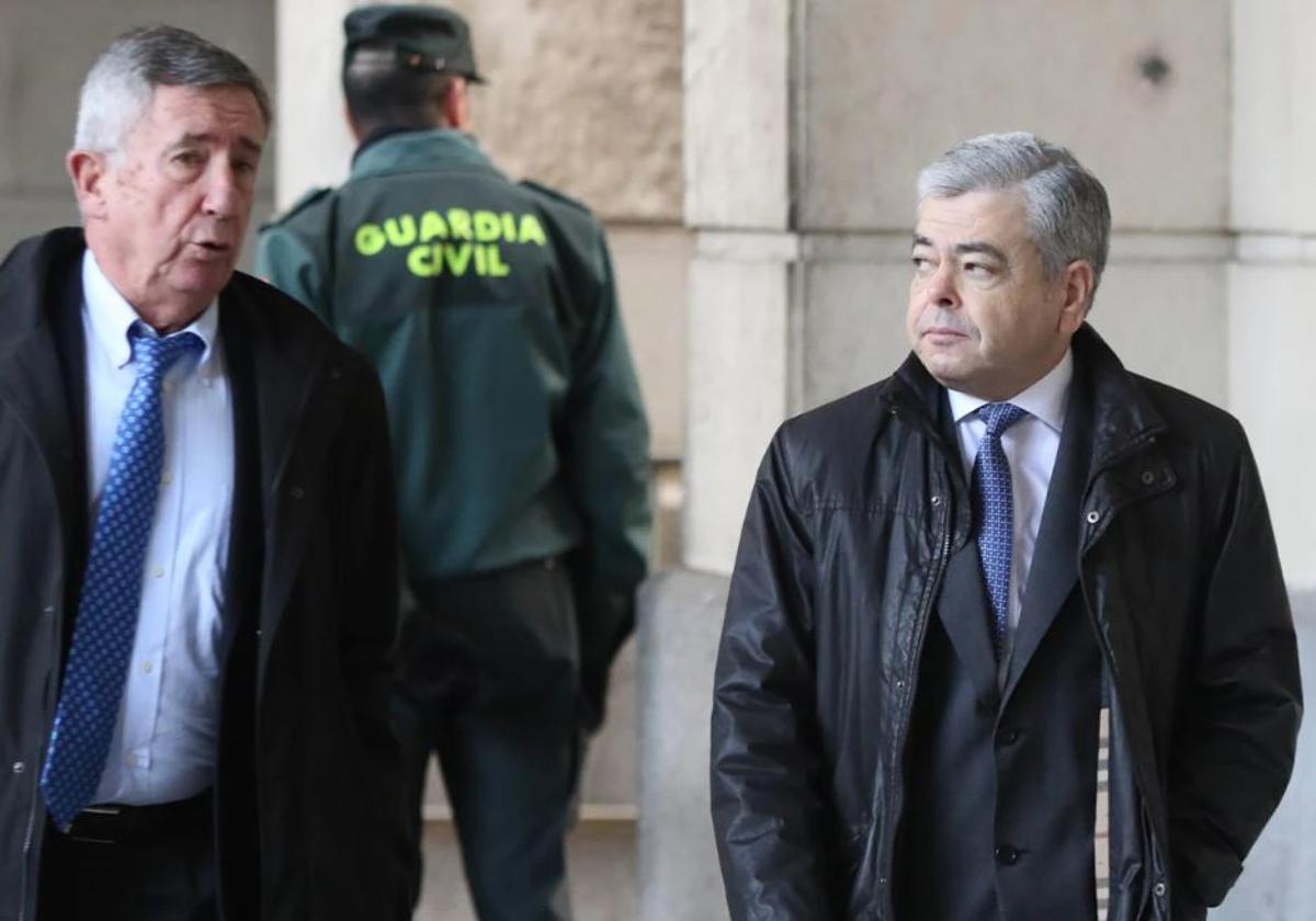 Agustín Barberá (derecha), con su abogado durante el juicio del Caso ERE en Sevilla