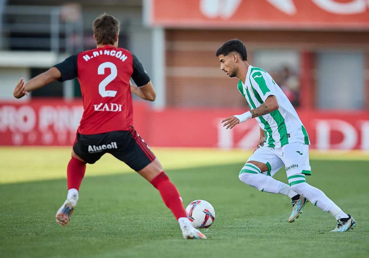 Calderón pelea el balón ante Hugo Rincón, del Mirandés, en Anduva