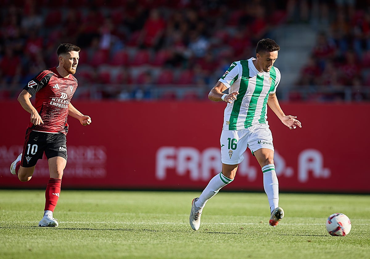 Martínez conduce el balón sobre el terreno de juego en Miranda del Ebro