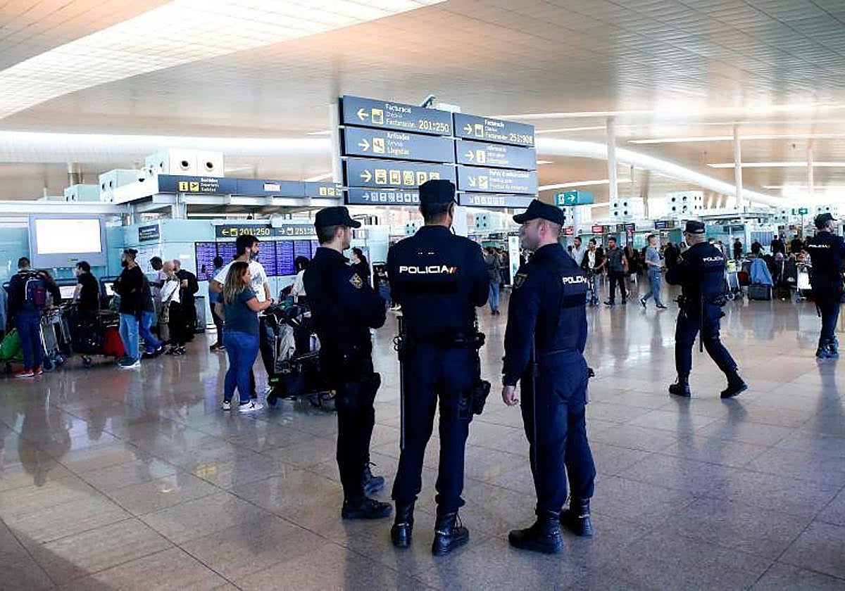 Policia Nacional en el Aeropuerto Josep Taradellas-Barcelona