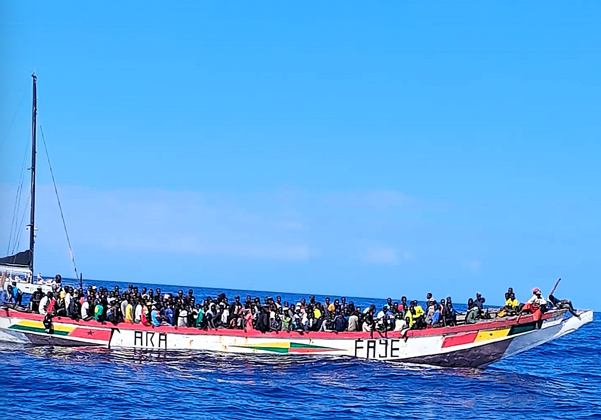 Cayuco localizado en agaas de Tenerife con 180 migrantes a bordo