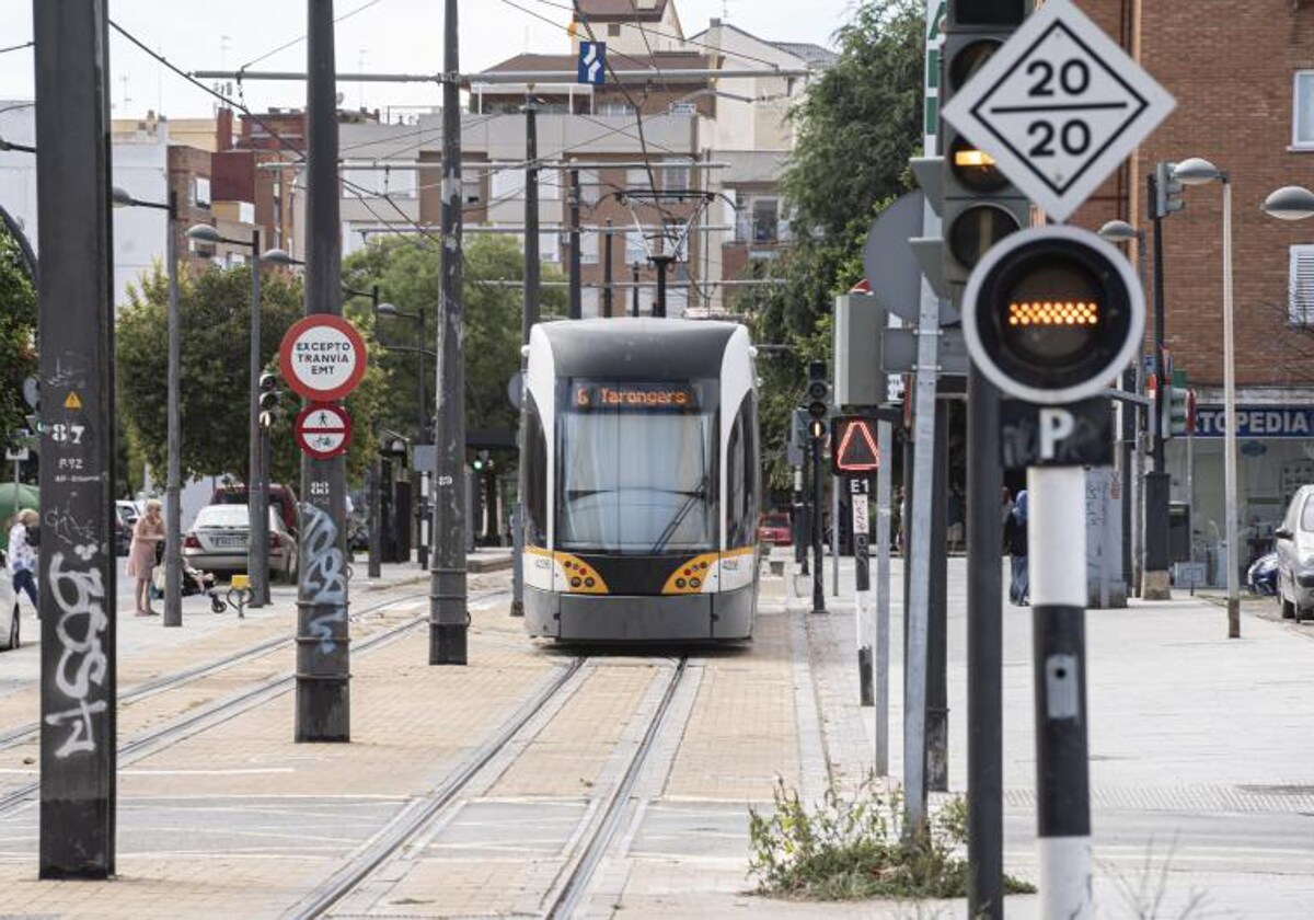 Un tranvía de la red de Metrovalencia