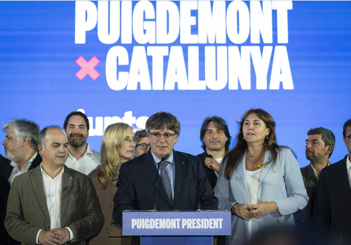 Puigdemont, durante la noche electoral del 12M, flanquedo por Jordi Turull y Laura Borràs