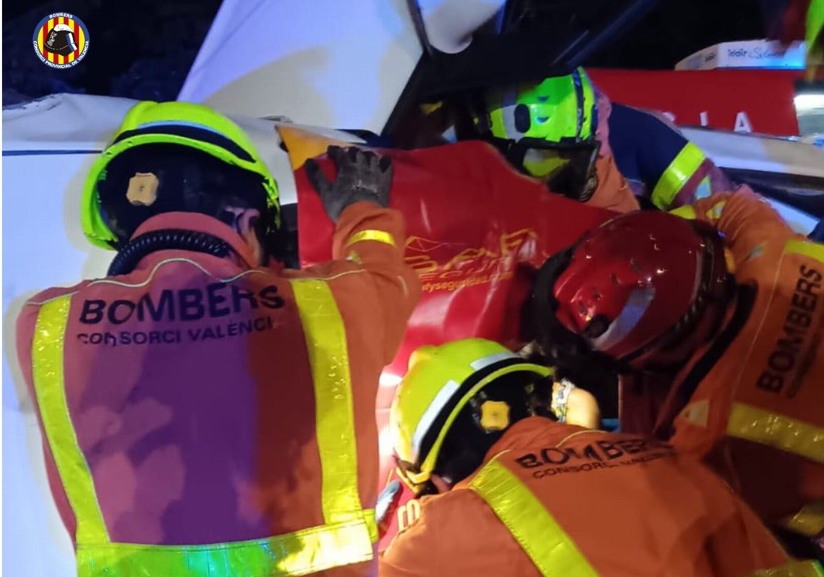 Efectivos de Bomberos intervienen en una emergencia