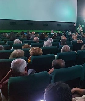 Imagen secundaria 2 - Sobre estas líneas, Joaquín Fuentes en su cine de Peñaranda de Bracamonte y una sesión del cine-club fetiche en los Multicines de Benavente. Arriba, el recién reabierto Cine Velasco de Astorga