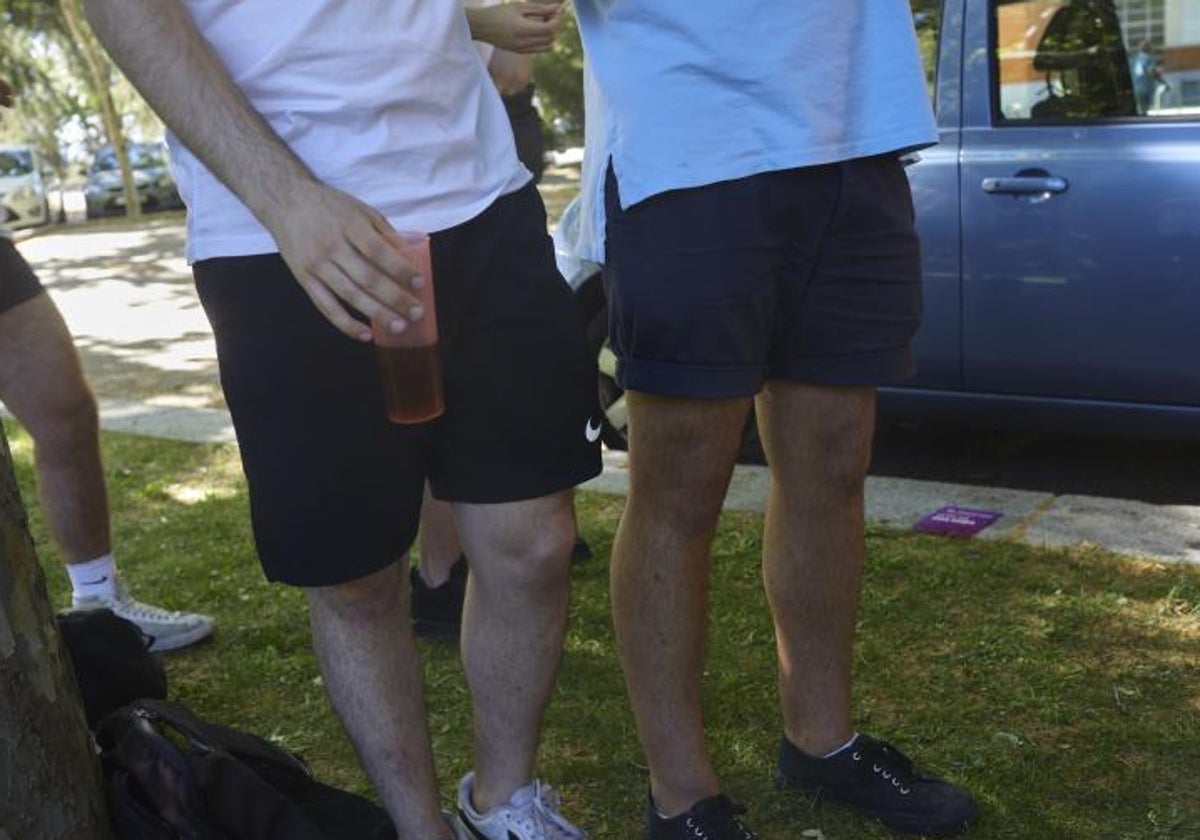 Varios jóvenes hacen botellón en una zona universitaria de Madrid