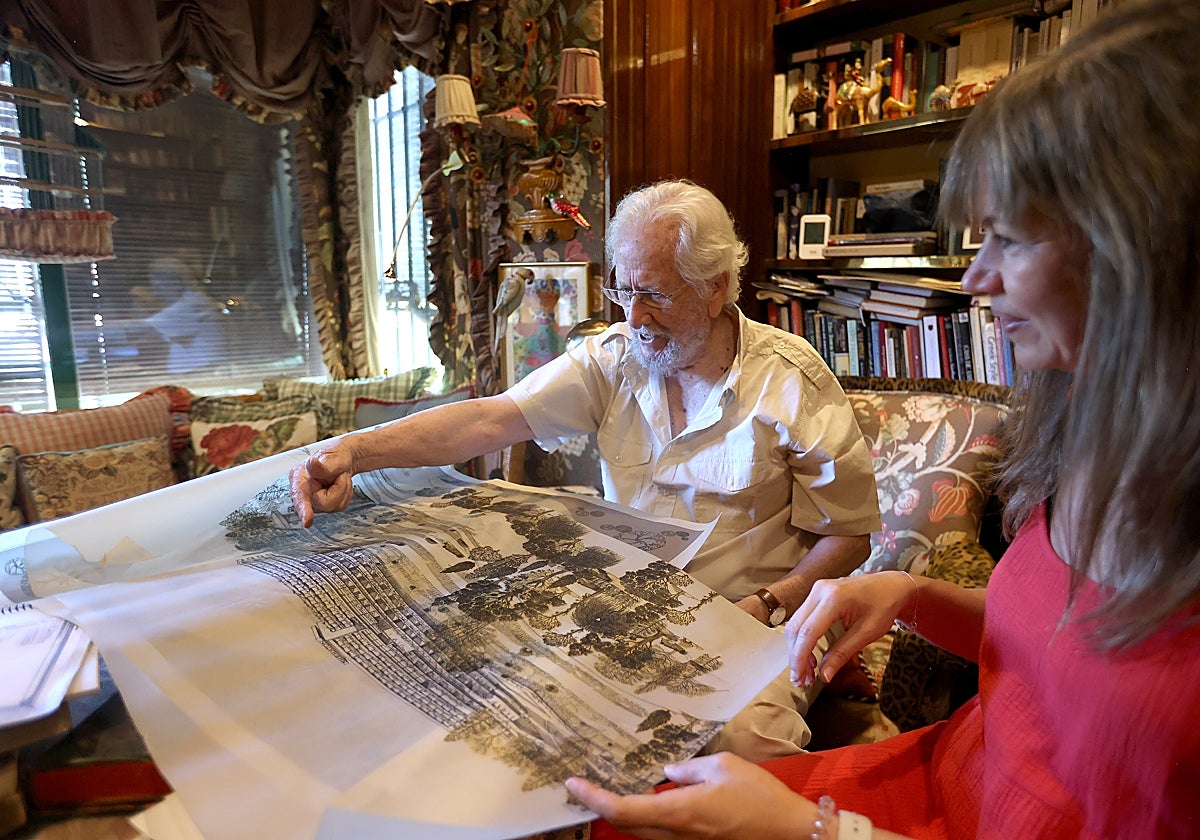 Gerardo Olivares muestra uno de sus planos